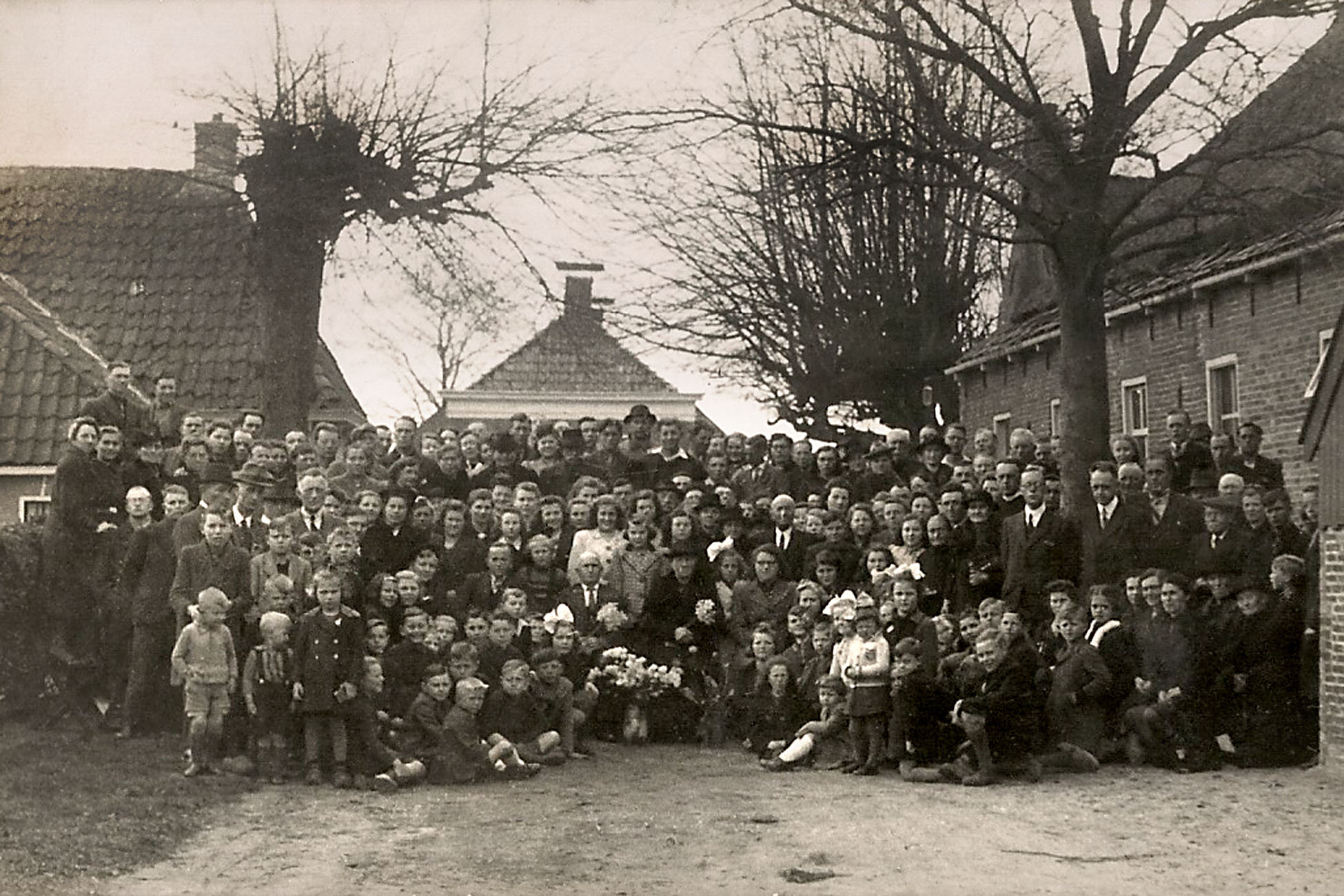 Evacuee_groepsfoto_1944_in_Tolbert